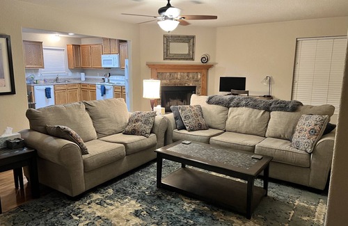 Temple House | Quiet home w/King bed, Work Area, Pack n Play & Pet Friendly