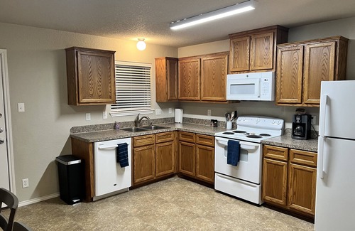 Temple House | Quiet home w/King bed, Work Area, Pack n Play & Pet Friendly