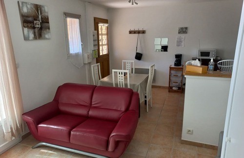 L'Isle-sur-la-Sorgue House | Quiet house with terrace near Avignon, Spirou park/Splashword .