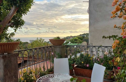 Posillipo House | Quiet house a stone's throw from the sea at Posillipo with 5 beds and two bathrooms.