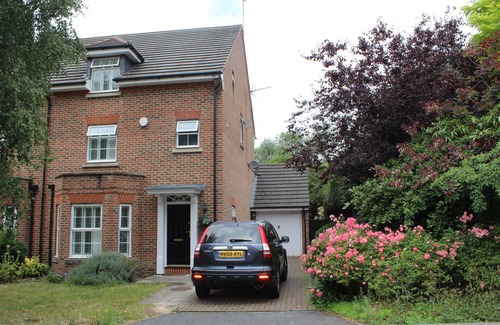 Rayners Lane House | Quiet location; easy access to London. Good transport links to Heathrow Airport.