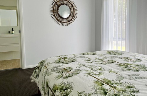 Lake Conjola House | Quiet location, walk to cafes, lake & beach. Enjoy daily visits from kangaroos.