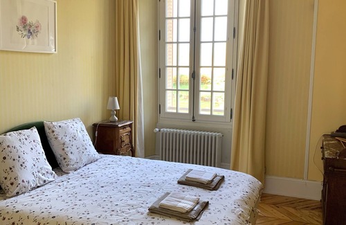Saints Bed & Breakfast | Quiet Mimosa guest room in a 19th-century manor house with 5-hectare park