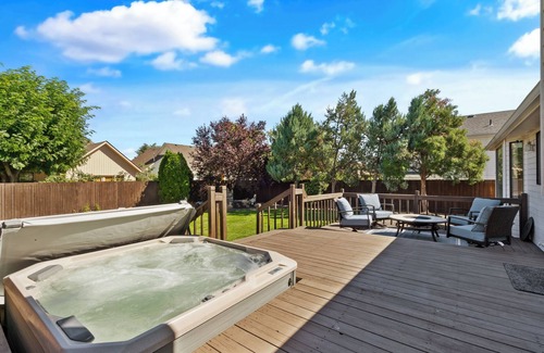 Yakima House | Quiet modern home, Sleeps 12, Hot tub, Private yard