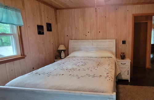 Mountain Rest House | Quiet Mountain lake cabin, surrounded by trees with lake access, close to river!