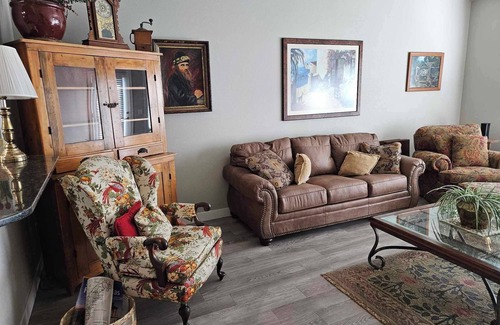 Sheridan House | Quiet, newer construction town home near the walking path network in Sheridan.