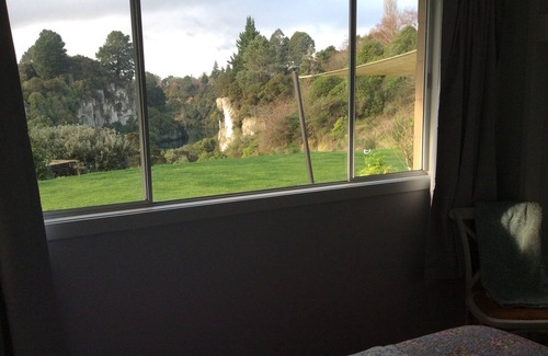 Taupo Cottage | Quiet, peaceful hideaway by the Waikato river.