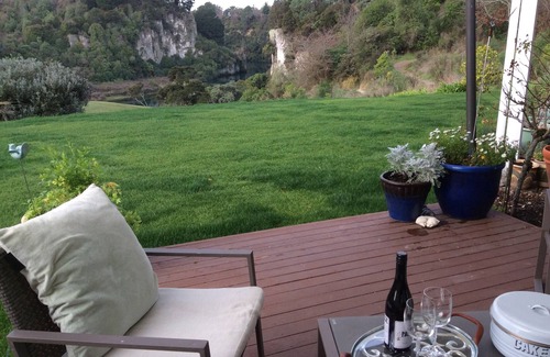 Taupo Cottage | Quiet, peaceful hideaway by the Waikato river.