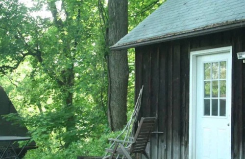 Stony Point House | Quiet Pied a Terre In Woodsy Village