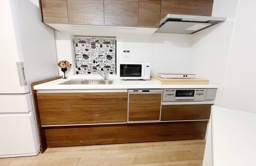 Hiroo House | Quiet residence within walking distance of Shibuya Roppongi Hiroo, supermarket retail nearby.