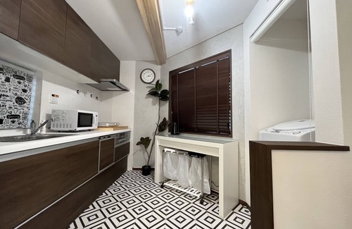 Hiroo House | Quiet residence within walking distance of Shibuya Roppongi Hiroo, supermarket retail nearby.
