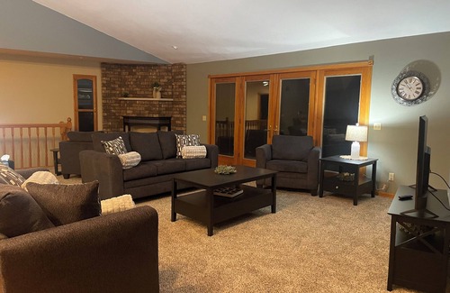 Hilbert House | Quiet Spacious 5-Bedroom House or Crafting Retreat In Chilton, WI!