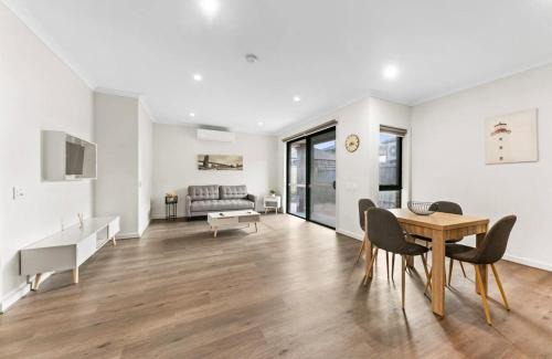 Mambourin House | Quiet & Spacious Holiday Home in Werribee