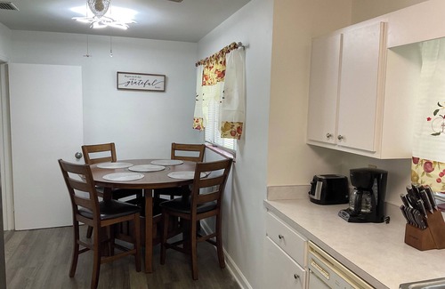 Leesburg House | Quiet spacious Home by Lake Harris. Walk to Venation gardens, stroll by the Lake