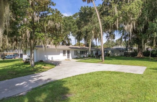 Leesburg House | Quiet spacious Home by Lake Harris. Walk to Venation gardens, stroll by the Lake