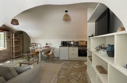 La Garde-Adhemar Condo | Quiet stone house in the heart of one of France's "most beautiful villages".
