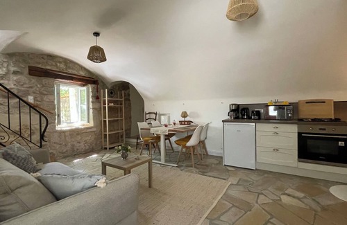 La Garde-Adhemar Condo | Quiet stone house in the heart of one of France's "most beautiful villages".