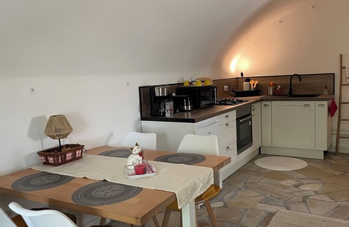 La Garde-Adhemar Condo | Quiet stone house in the heart of one of France's "most beautiful villages".