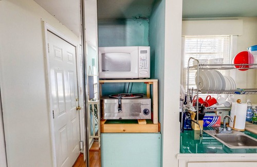 Fort Valley Cabin | Quiet Studio Backed by Woods, No Neighbors - Big Dog-Friendly Yard, Gas Grill