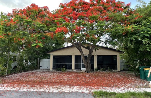 Central Naples Apartment | Quiet Studio, minutes from Beaches, Shopping, Dining, 5th Ave and 3rd Street