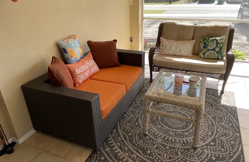 Central Naples Apartment | Quiet Studio, minutes from Beaches, Shopping, Dining, 5th Ave and 3rd Street