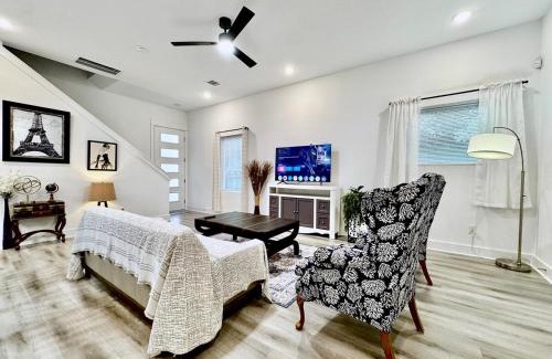 North Houston House | Quiet stylish home close to downtown and airport