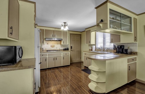 Depew Apartment | Quiet suburban home 10 minutes from airport/25 min from Niagara Falls