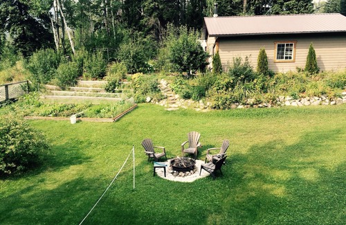 East Kootenay House | Quiet suite nestled in the Elk River valley of the Rocky Mountains