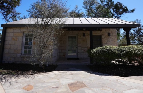 Lakeway House | Quiet & Thoughtful House on Private 7-acre Estate