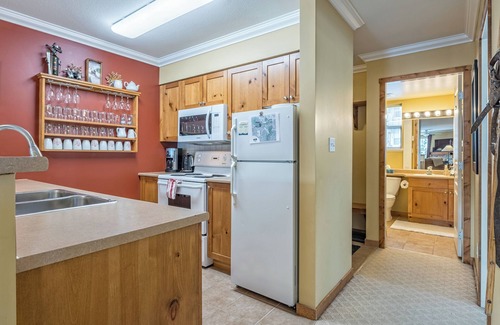 Silver Star Mountain Condo | Quiet Top Floor bright and large corner Creekside Condo - Pet Friendly Too!
