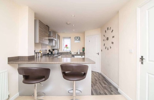 Wolverhampton Apartment | Quiet Two Bedroom House Driveway Parking & Garden
