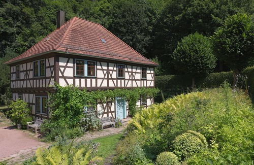 Bad Liebenstein Apartment | Quiet vacation apartment in Glücksbrunn Castle Park - right next to Altenstein Park
