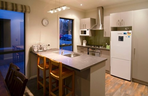 Wanaka Apartment | Quiet, warm, apartment