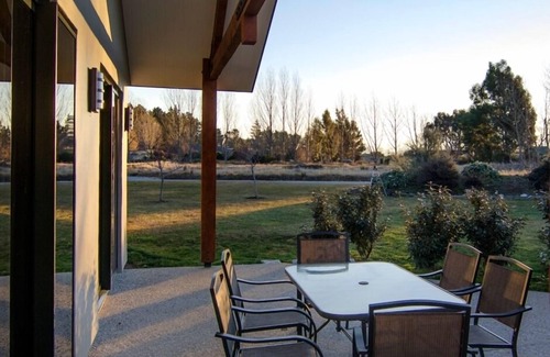 Wanaka Apartment | Quiet, warm, apartment