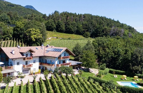 Kurtatsch an der Weinstraße Apartment | Quiet with a wonderful view, hiking from the farm, sauna, large pool, guest card