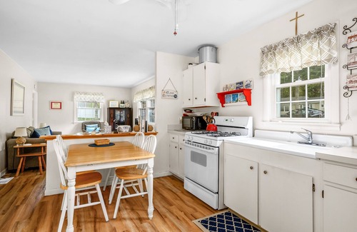 Barnstable House | QUINTESSENTIAL COTTAGE IN BARNSTABLE VILLAGE
