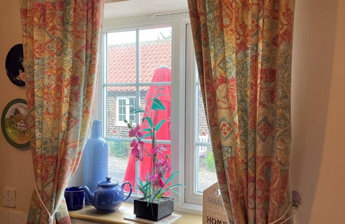 Yarm Cottage | Quirky Cottage Sleeping 10 S/C B&B Adjoining Fox Covert Pub Yarm