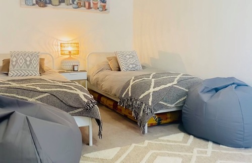 West Kempsey Cabin | Quirky little 2 Bedroom Cottage in a Quiet Cul de sac