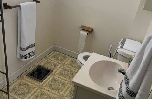 Warren Apartment | Quite and cozy apartment with AC in charming Warren
