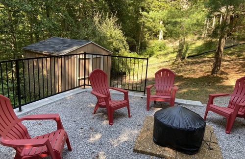 Sloans Valley Cabin | Quite Cabin in Lake Cumberland Resort Burnside, KY. Screened Porches & Hot Tub