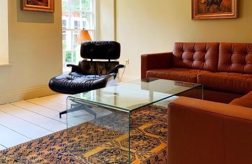 Holt House | Quite location Near the Quay, Newly Refurbished 2 Ensuite Kingsize Bedrooms