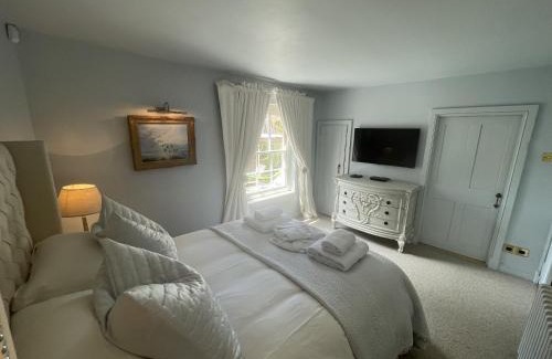 Holt House | Quite location Near the Quay, Newly Refurbished 2 Ensuite Kingsize Bedrooms