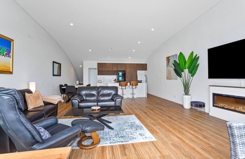 Auckland Central Business District Apartment | QV Stays Luxury Harbourview Retreat - 3 Bedrooms