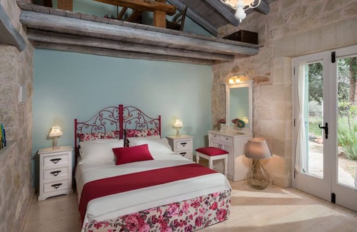Maza Villa | R 491 Villa with Indoor Jacuzzi Private Pool Mountain Views