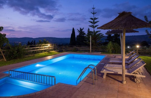 Maza Villa | R 491 Villa with Indoor Jacuzzi Private Pool Mountain Views