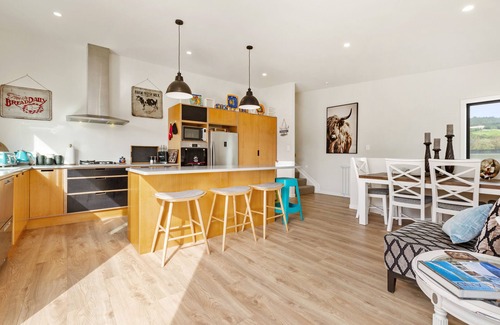 Raglan House | R and R at Robertson - Raglan Holiday Home
