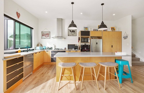 Raglan House | R and R at Robertson - Raglan Holiday Home