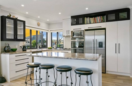 Rainbow Point House | R&R in the always sought after Rainbow Point 250 Meters from the lake