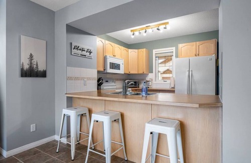 East Kootenay Apartment | R&R - Relaxation Ridge | Pool/Hot Tub | Spacious