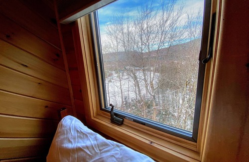 Bretton Woods House | R8 Luxury Ski-In/Ski-out next to ski trail. Renovated, Views, and Dogs welcome!